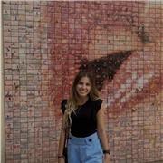 Profesora de primaria imparte clases para todas las asignaturas